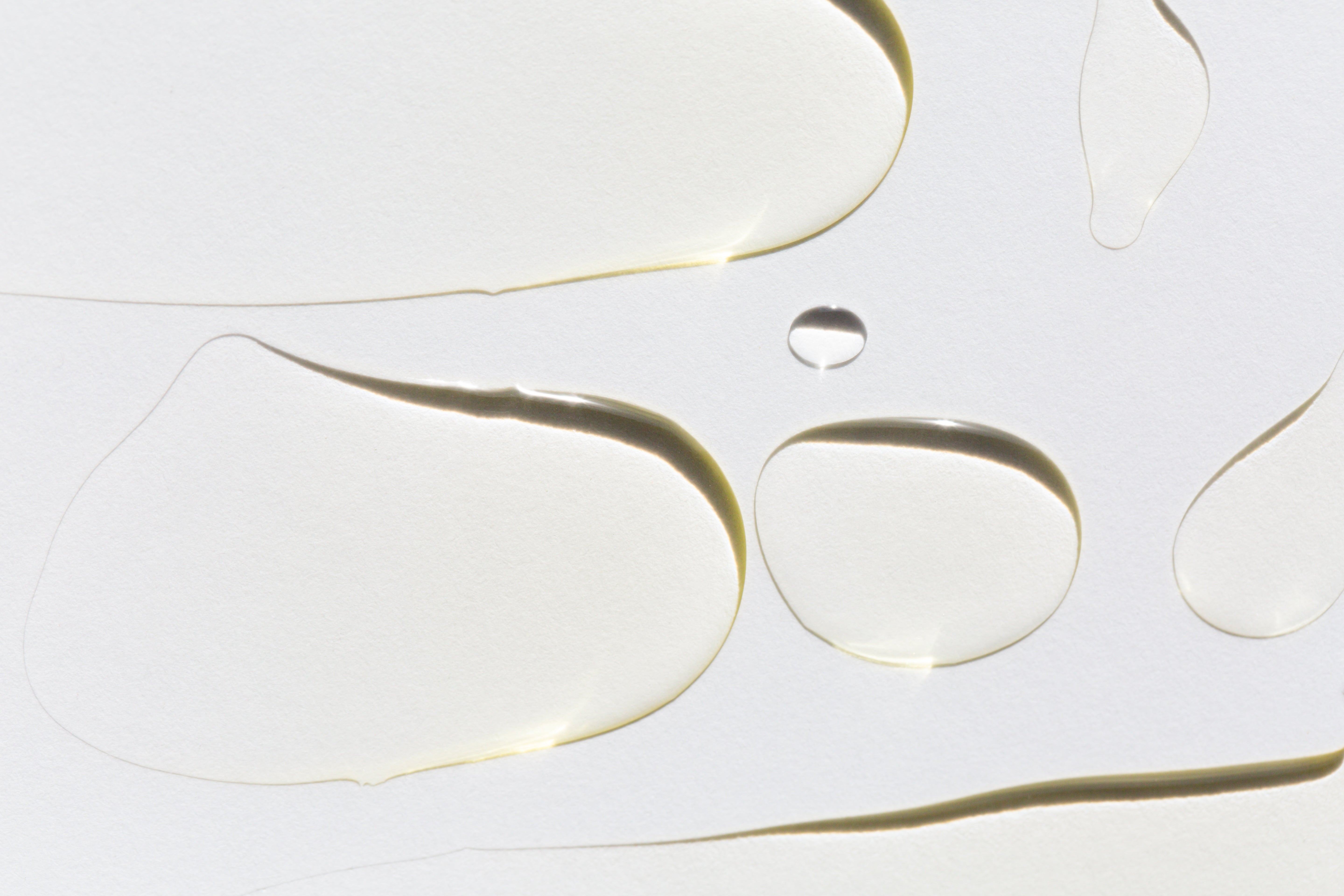 huile claire sur une surface blanche