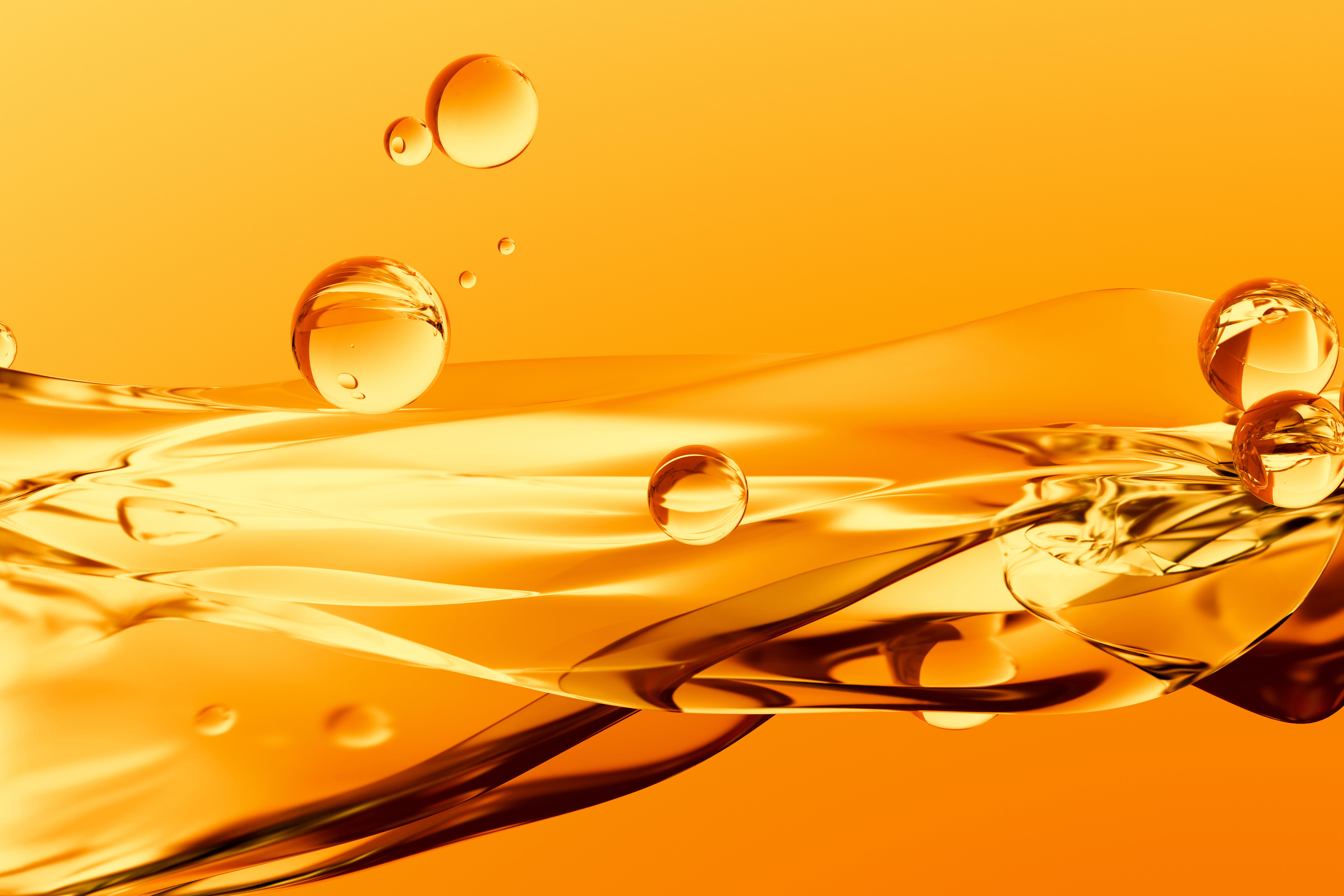 goldene Flüssigkeit mit Luftblasen