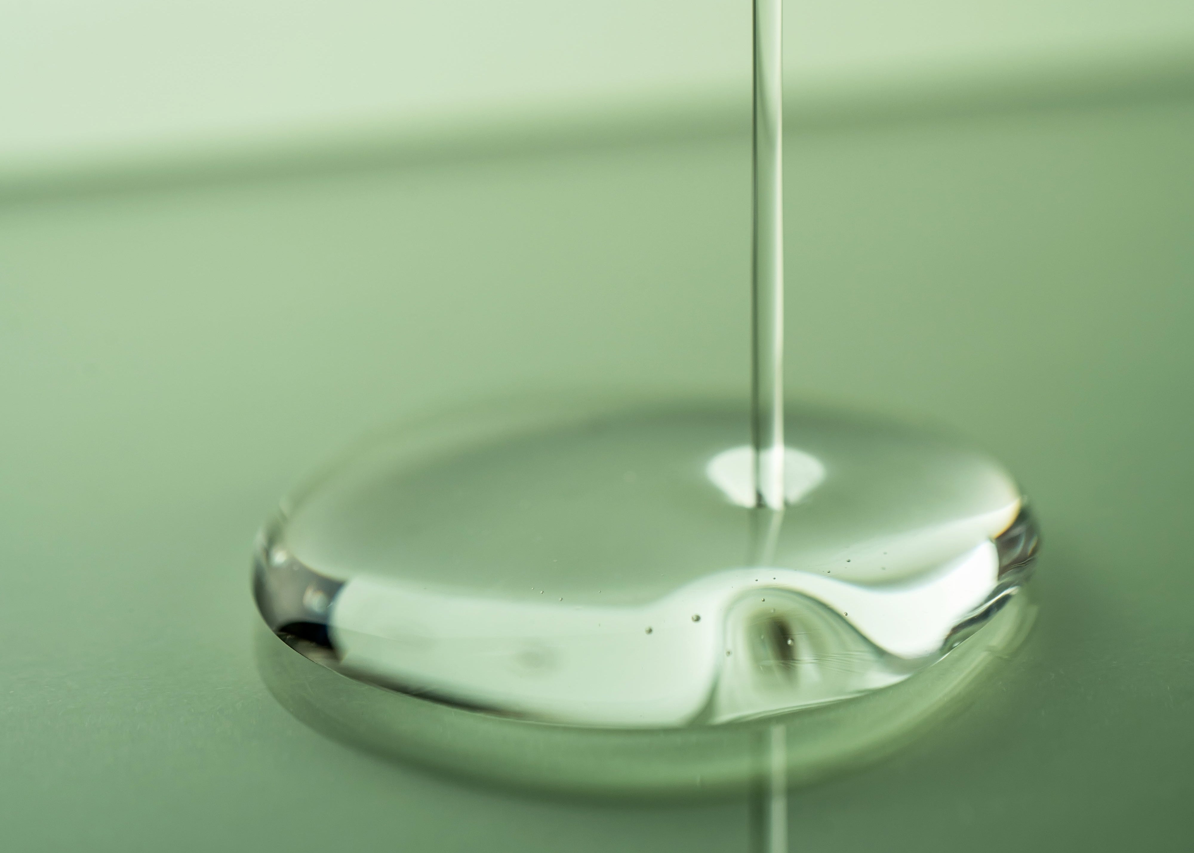 Liquido siero su sfondo verde