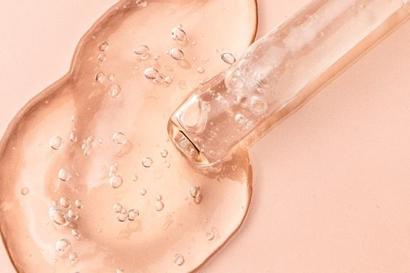 Gel per la cura trasparente con pipetta in primo piano