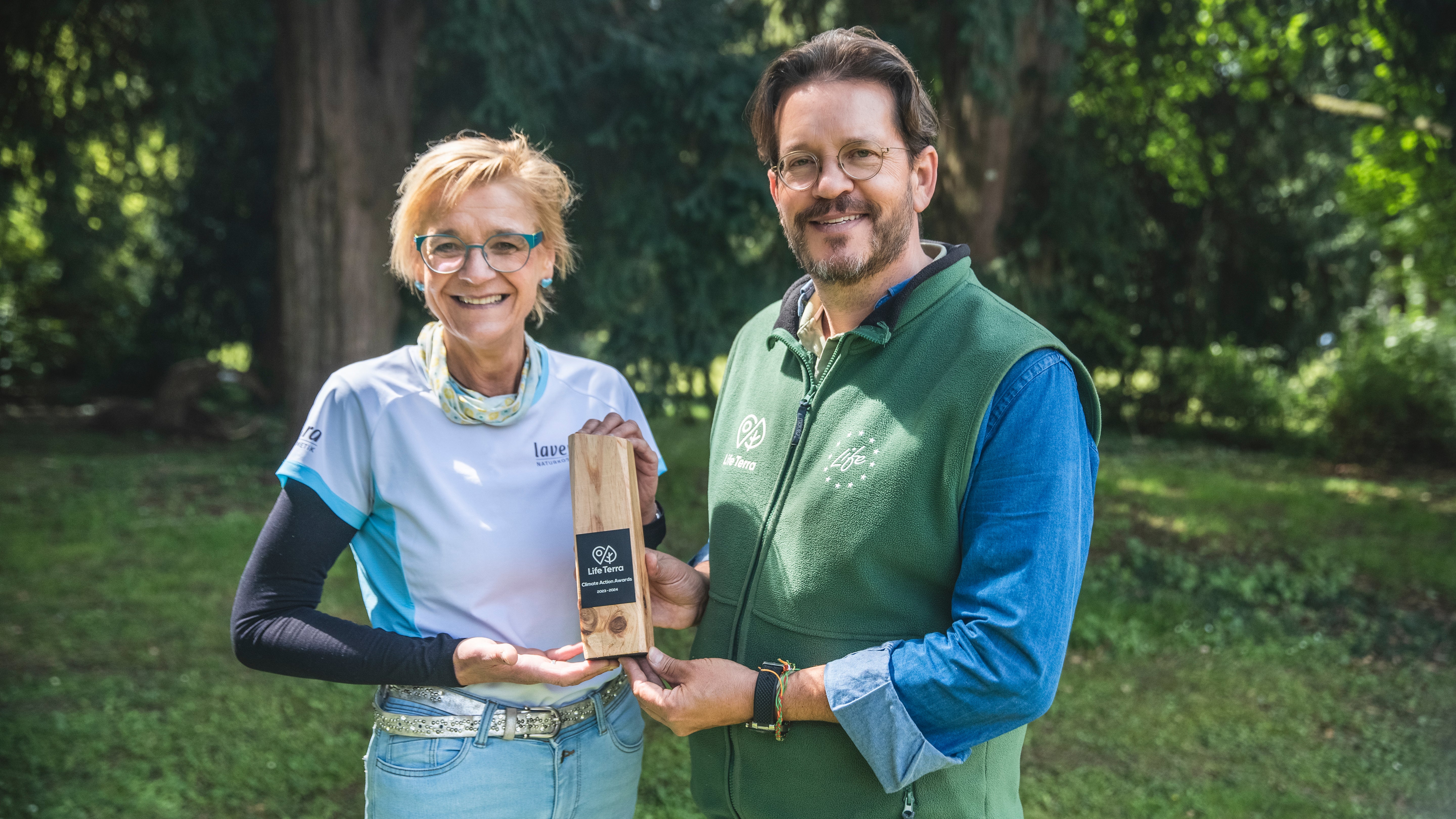 Porträt von Sabina Kästner und Sven Kallen, die den LifeTerra Award halten