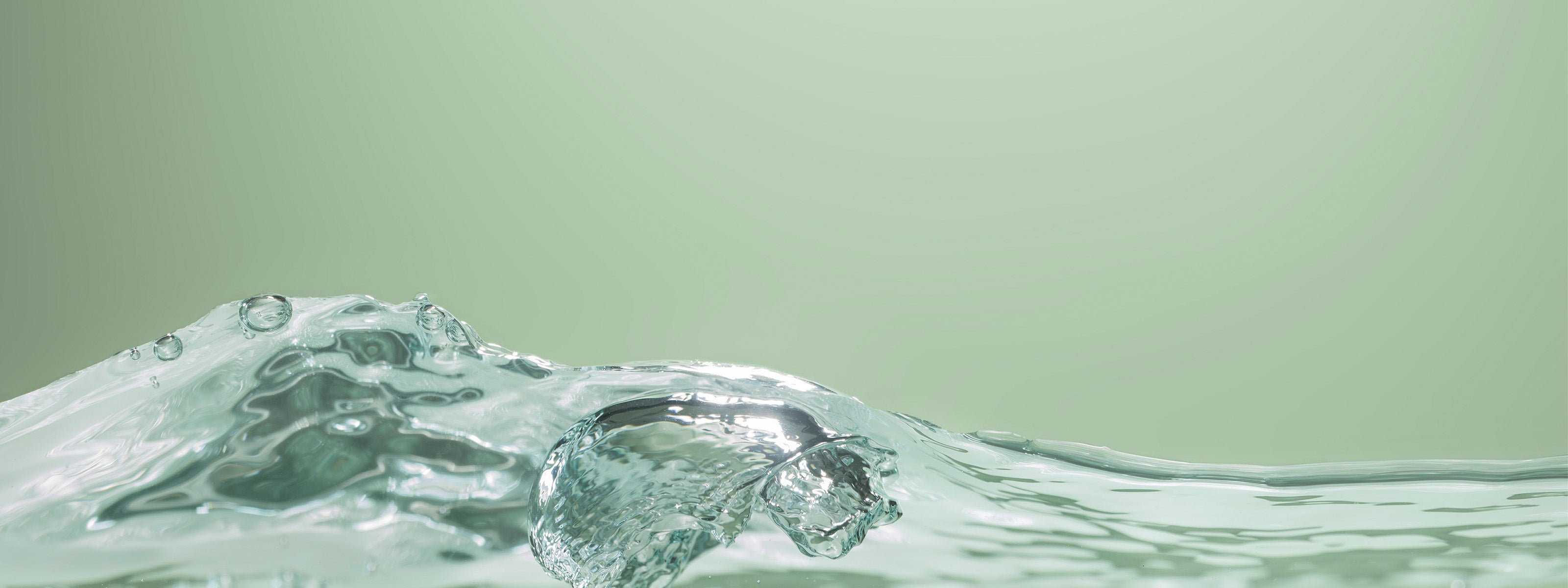 Acqua in movimento su sfondo verde