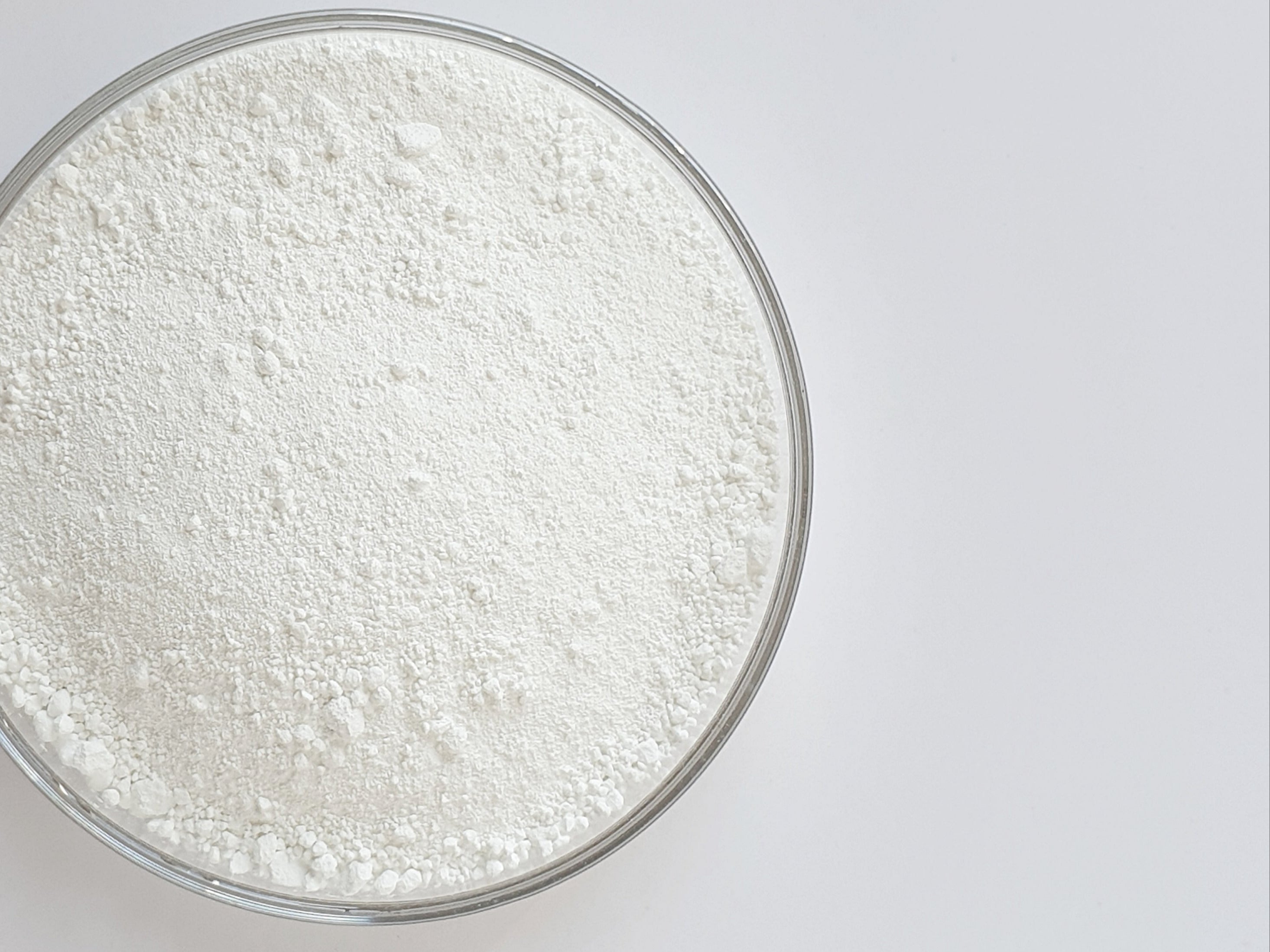 Polvere di lattato di zinco in ciotola di vetro dall'alto