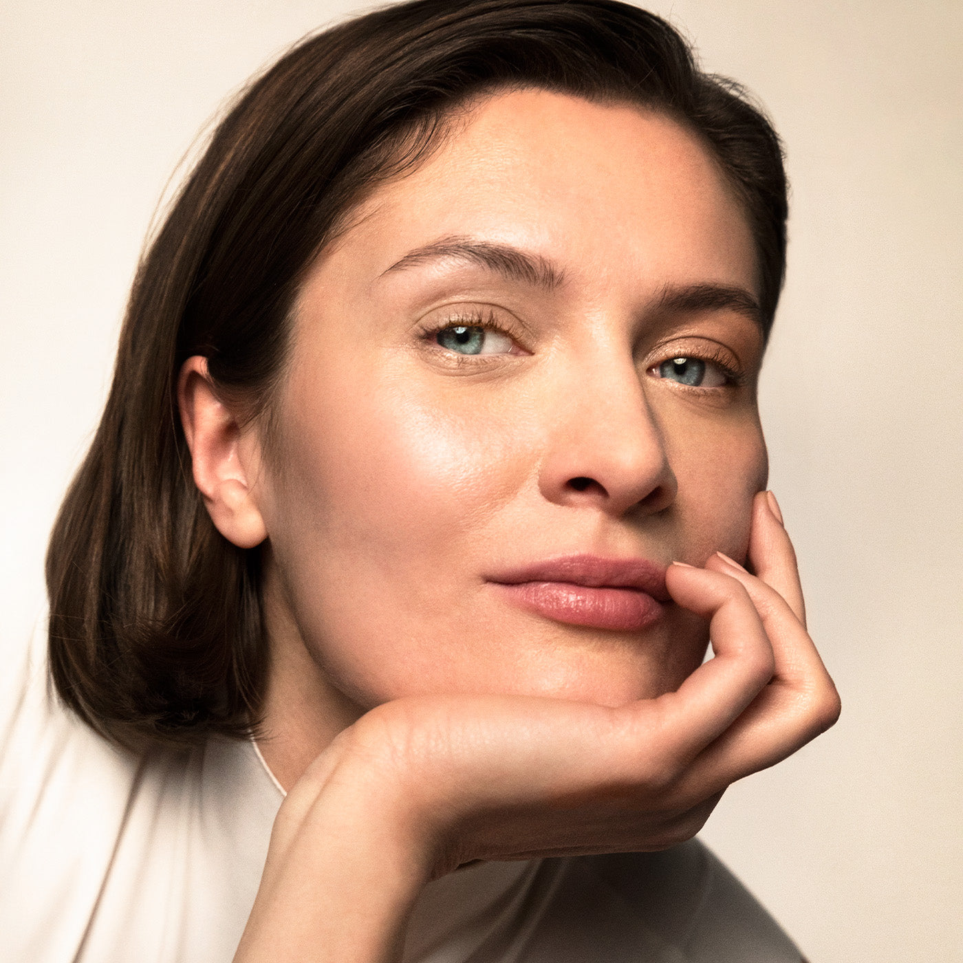 Portrait d'une femme aux cheveux bruns mi-longs et yeux verts