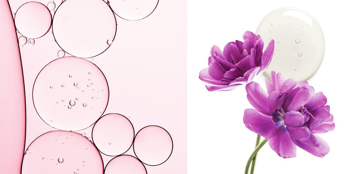 Texture bolle d'olio rosa accanto a fiori viola con gocce di siero