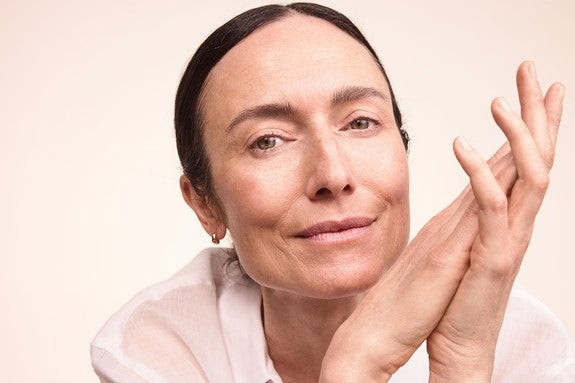 Porträt einer reifen Frau mit natürlichem Make-up