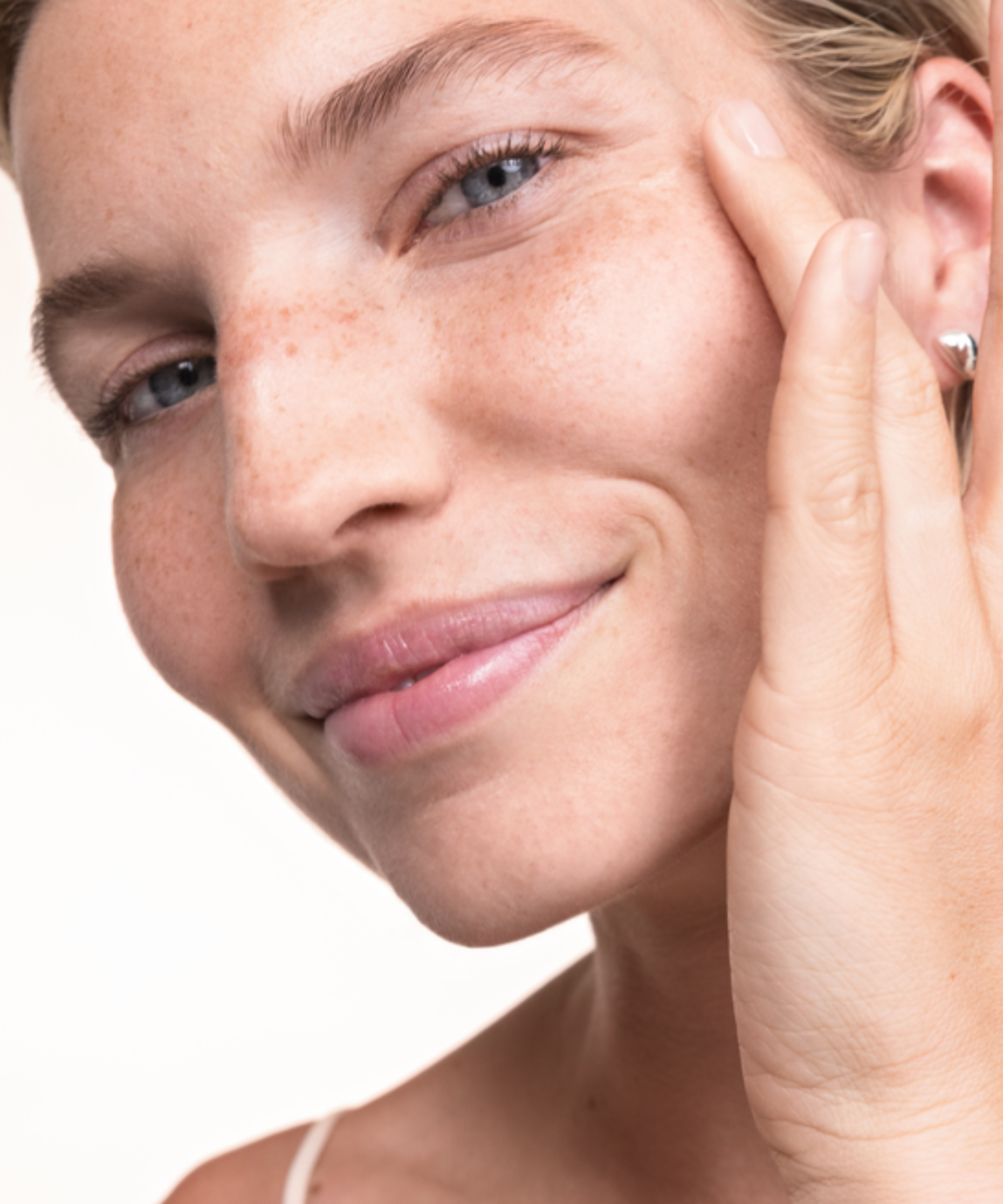 lavera basis sensitive Mildes Gesichtswasser durante l'applicazione