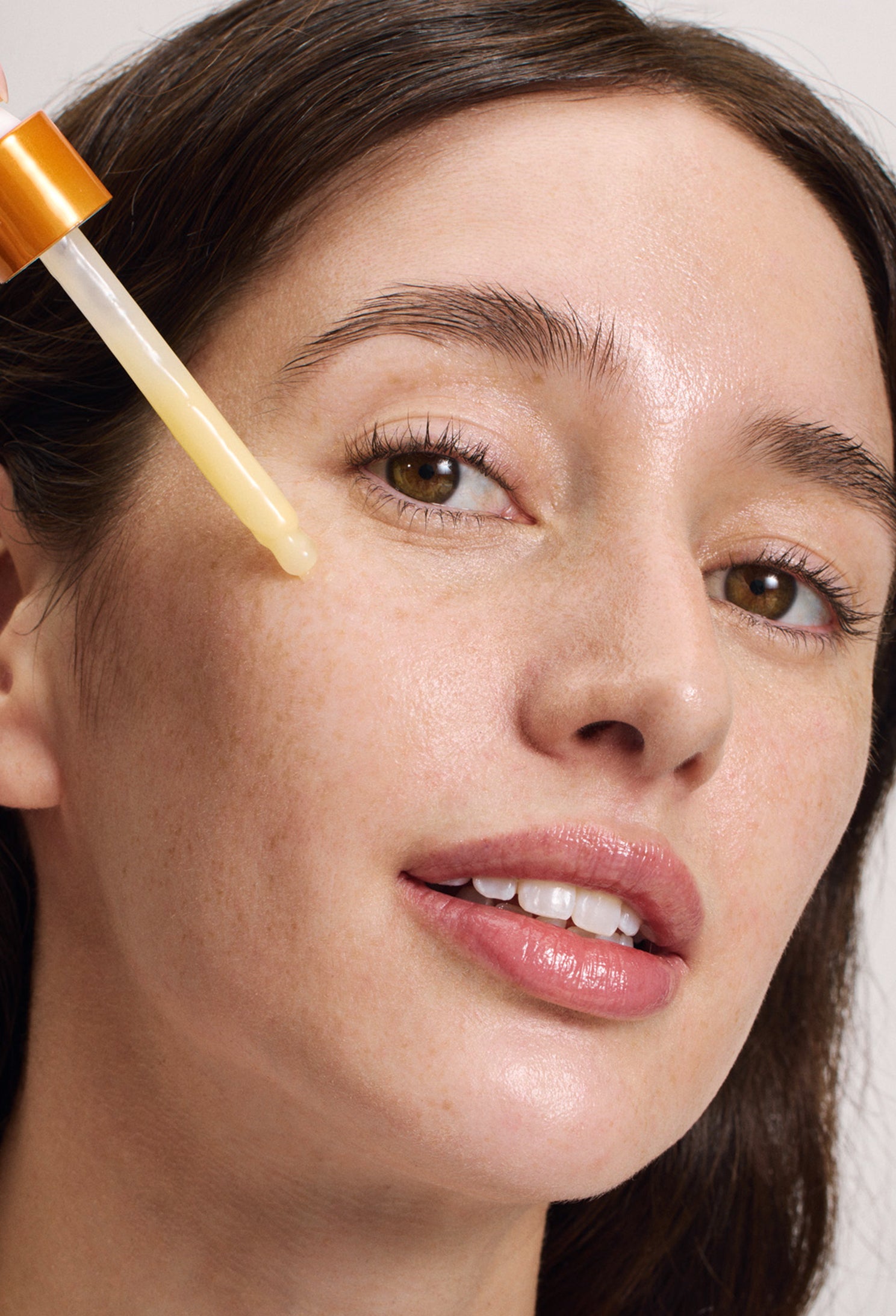 lavera Glow By Nature Vitamin C Boost Serum durante l'applicazione