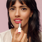 lavera Cream Glow Lipstick -Wild Rose 09- in der Anwendung