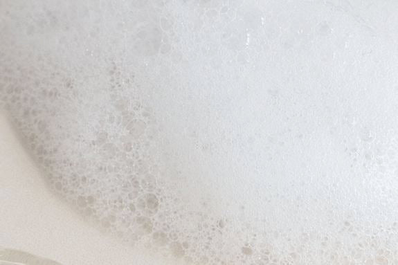 Mousse nettoyante fine en gros plan avec bulles aériennes