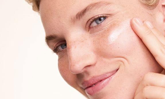 Crème appliquée sur la joue