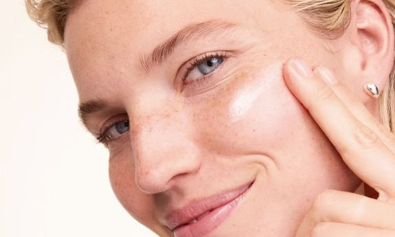 Crème appliquée sur la joue