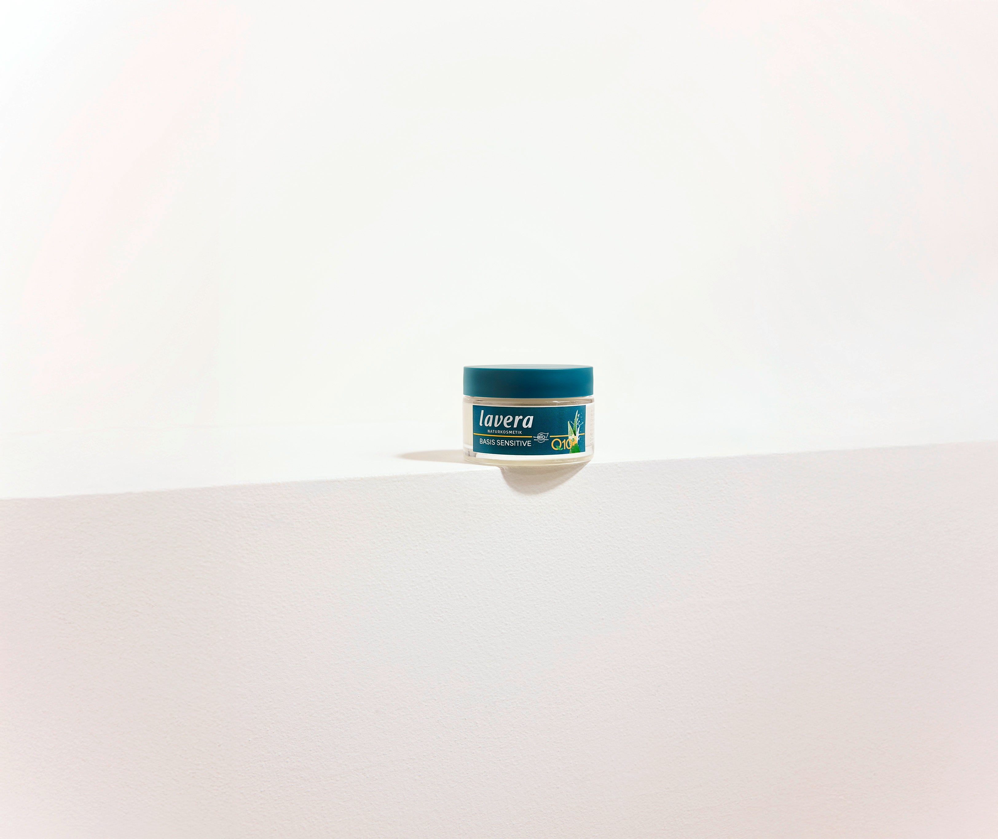 Primo piano basis sensitive Q10 trattamento notte