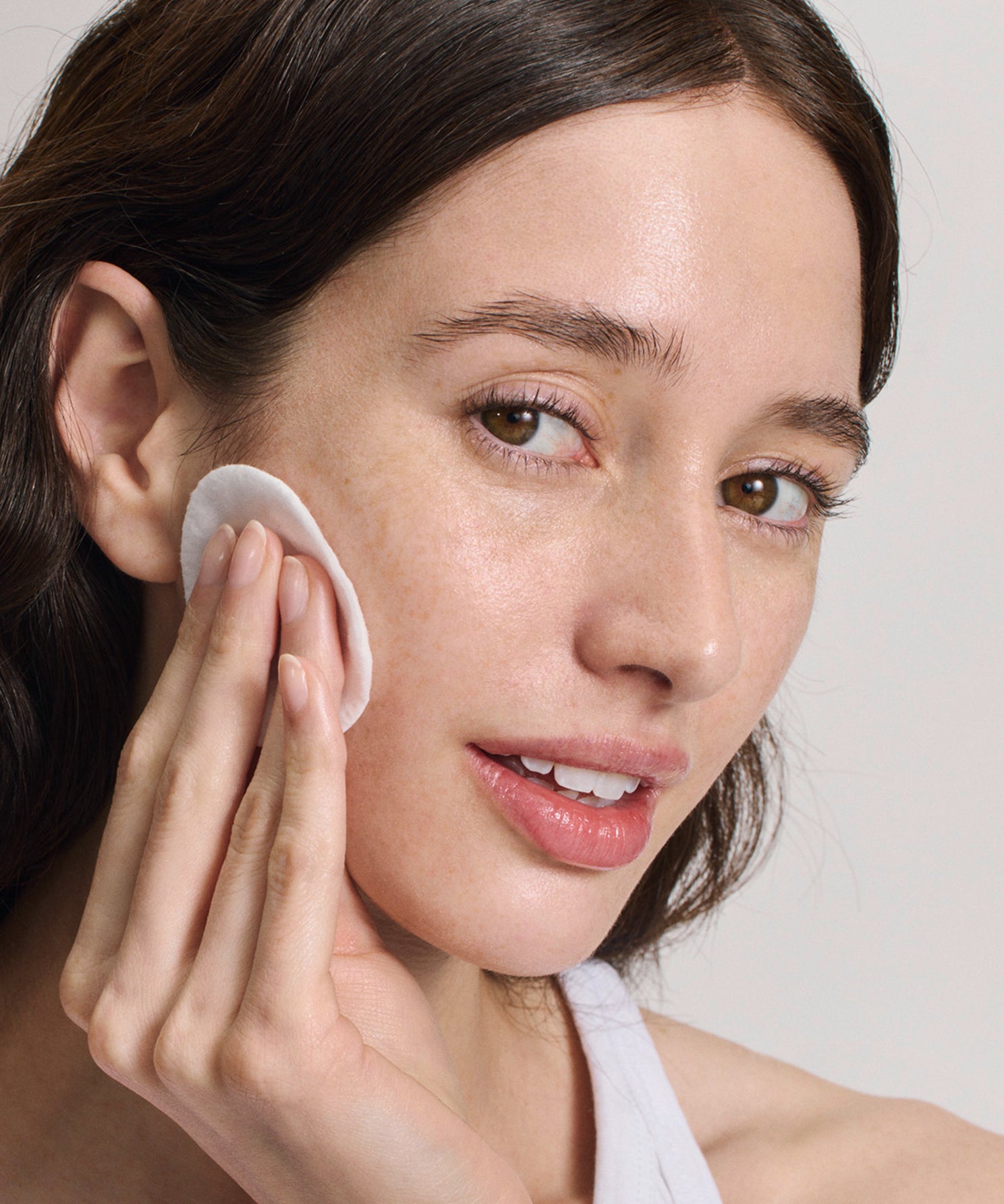 lavera Glow By Nature Liquid Illuminating Refiner durante l'applicazione