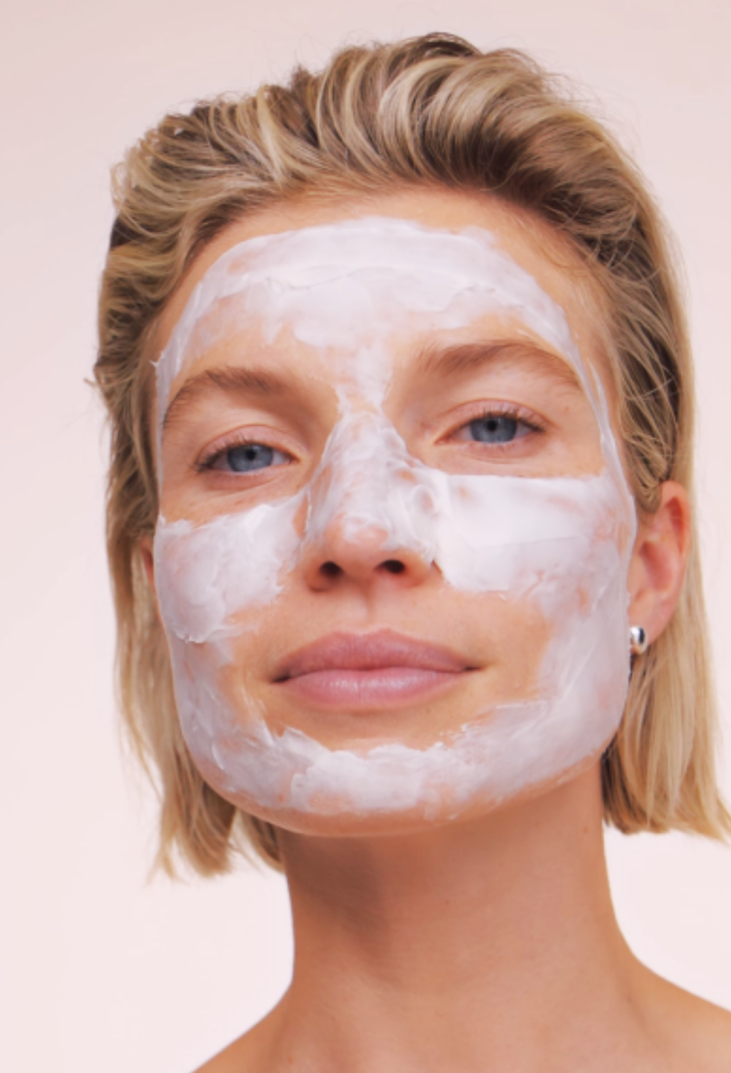 lavera basis sensitive Anti-Falten Maske Q10 durante l'applicazione