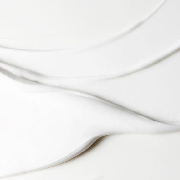 Crème blanche avec texture lisse et ondulée