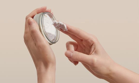 Crema deo prelevata dal barattolo con il dito