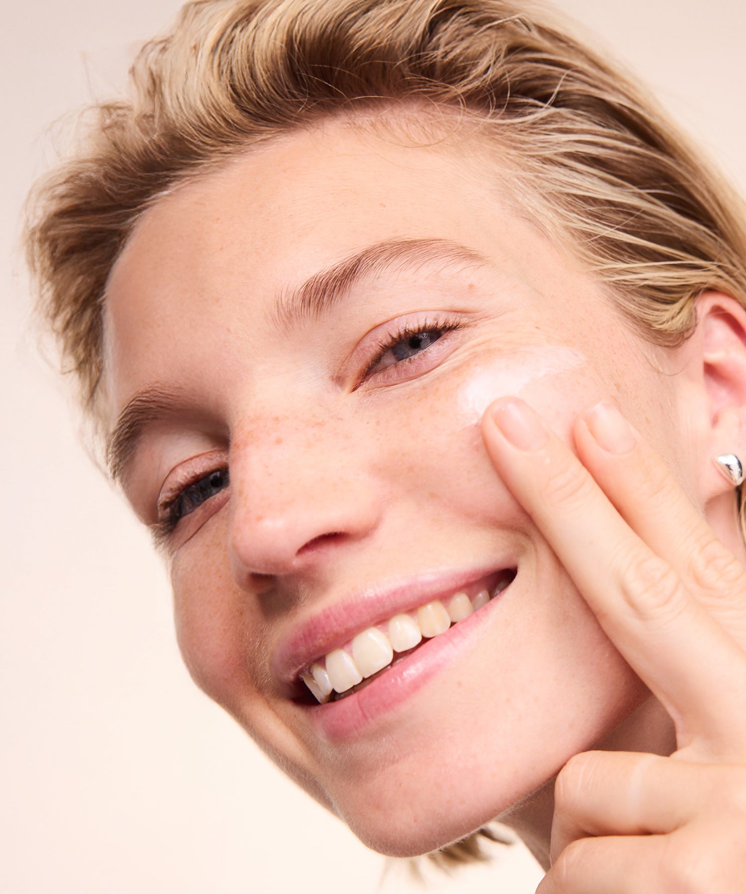 lavera basis sensitive Reichhaltige Feuchtigkeitscreme durante l'applicazione