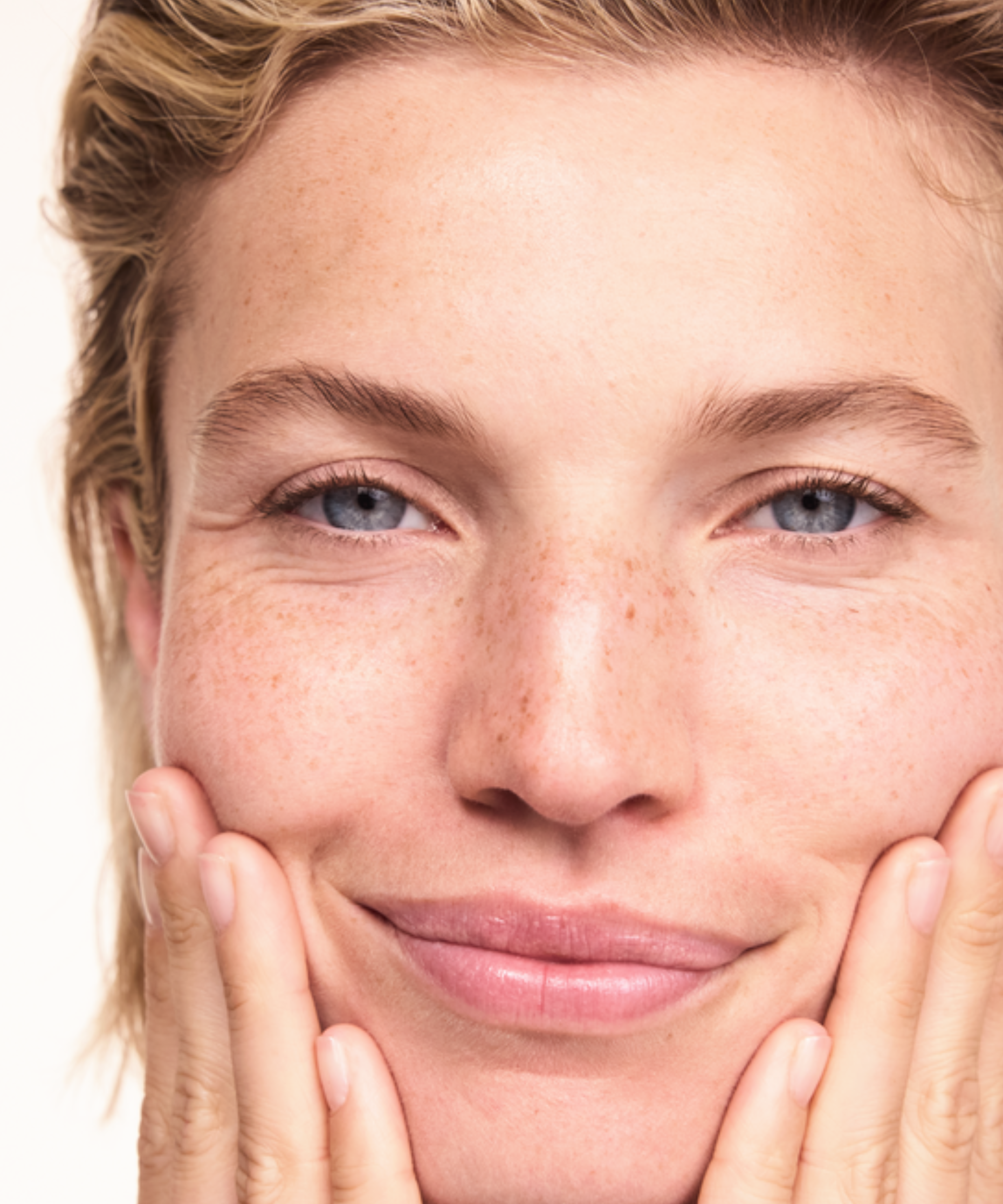 lavera basis sensitive Reinigungsmilch durante l'applicazione