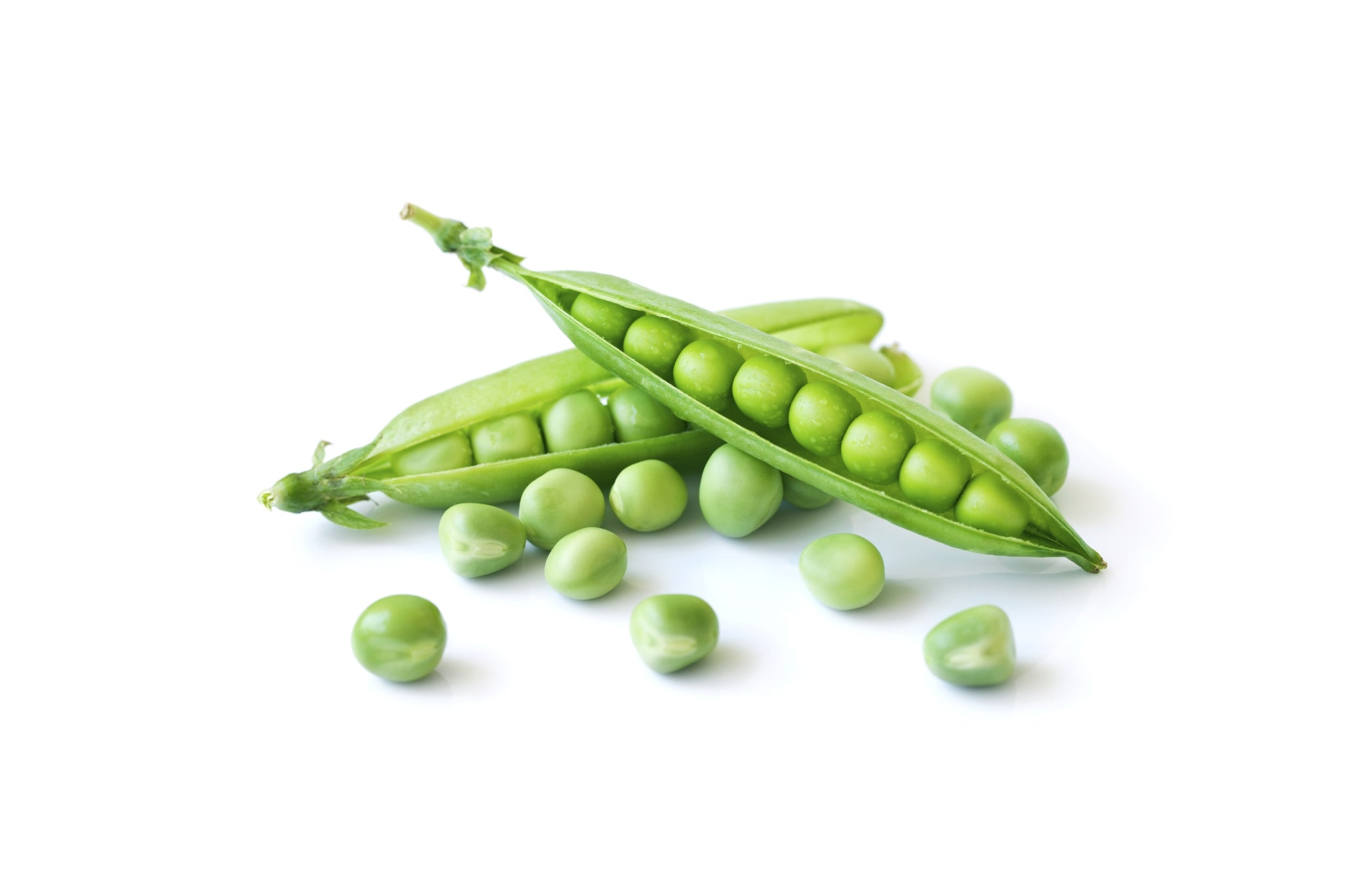 Erbsenschoten mit grünen Erbsen auf weißem Hintergrund, Erbsenpeptide