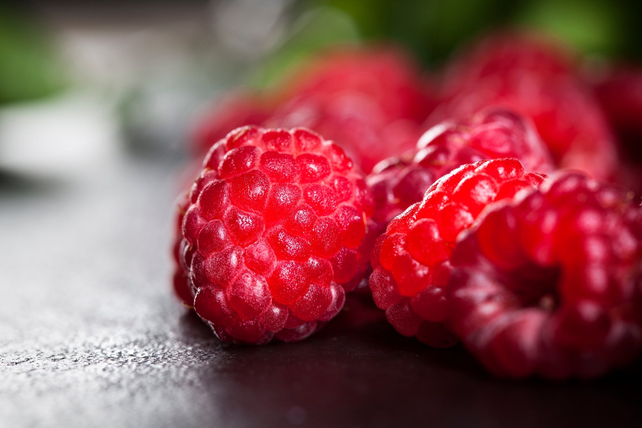 Macro d'une framboise à la structure rouge vif