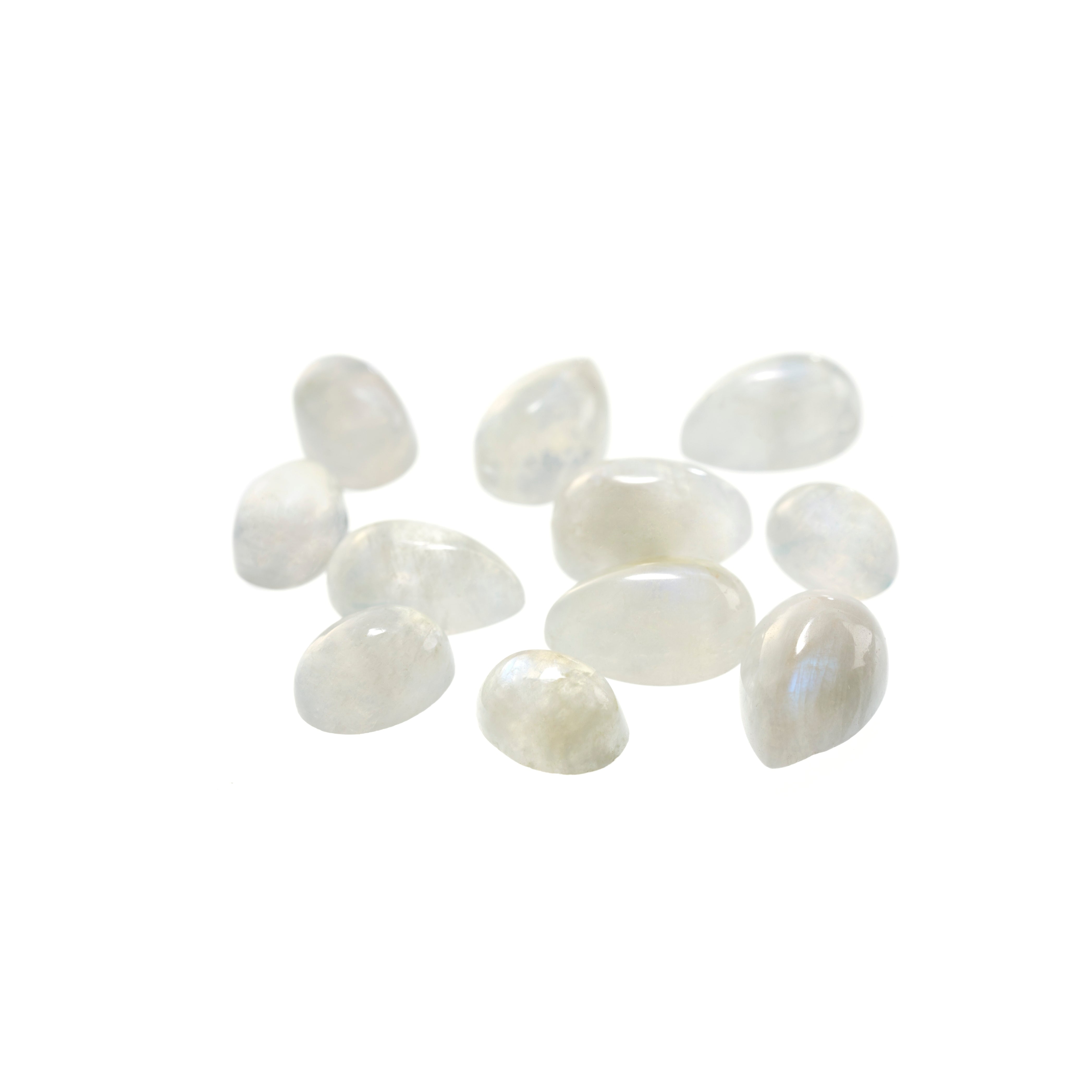 Glatte weiße Edelstein-Perlen auf dem weißen Hintergrund