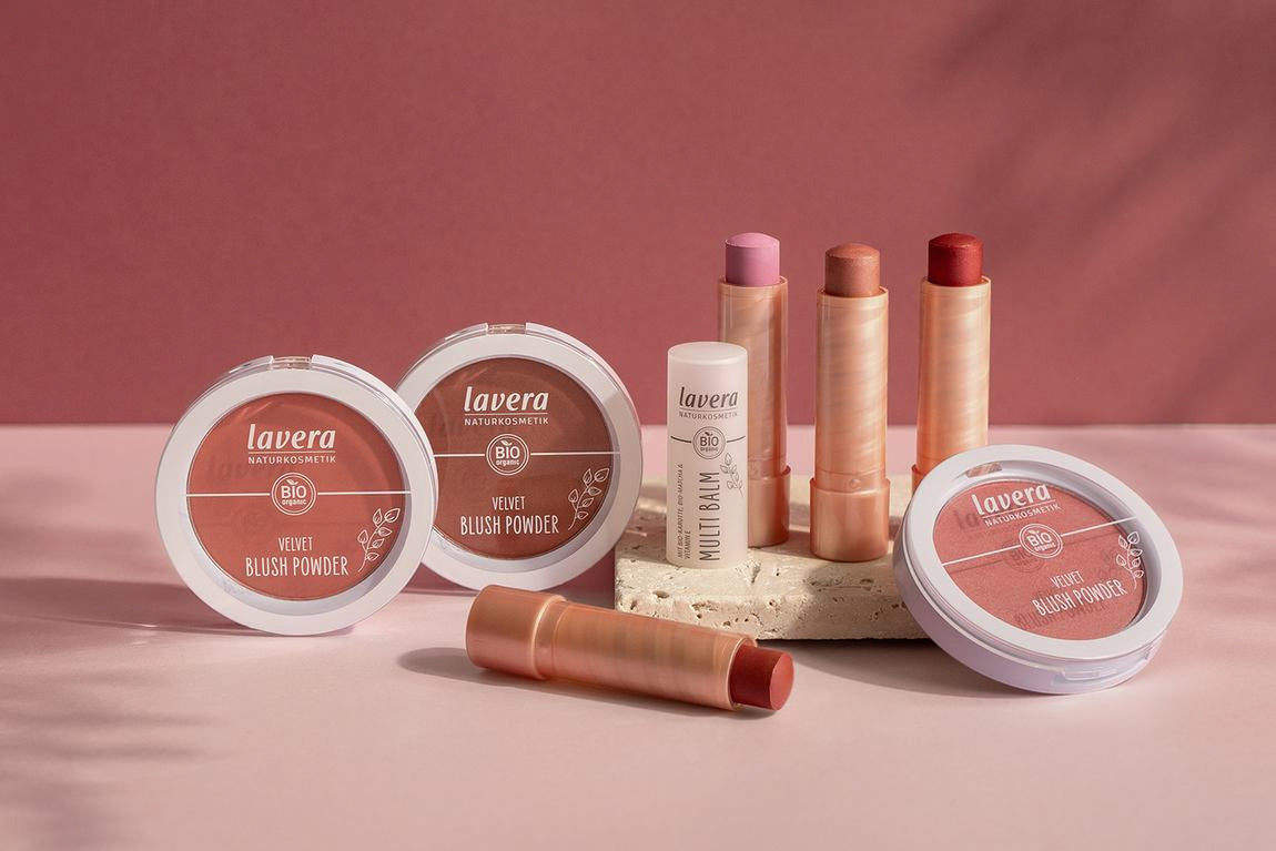Assortiment de blush lavera avec Blush Powders et Multi Balms sur surface rose