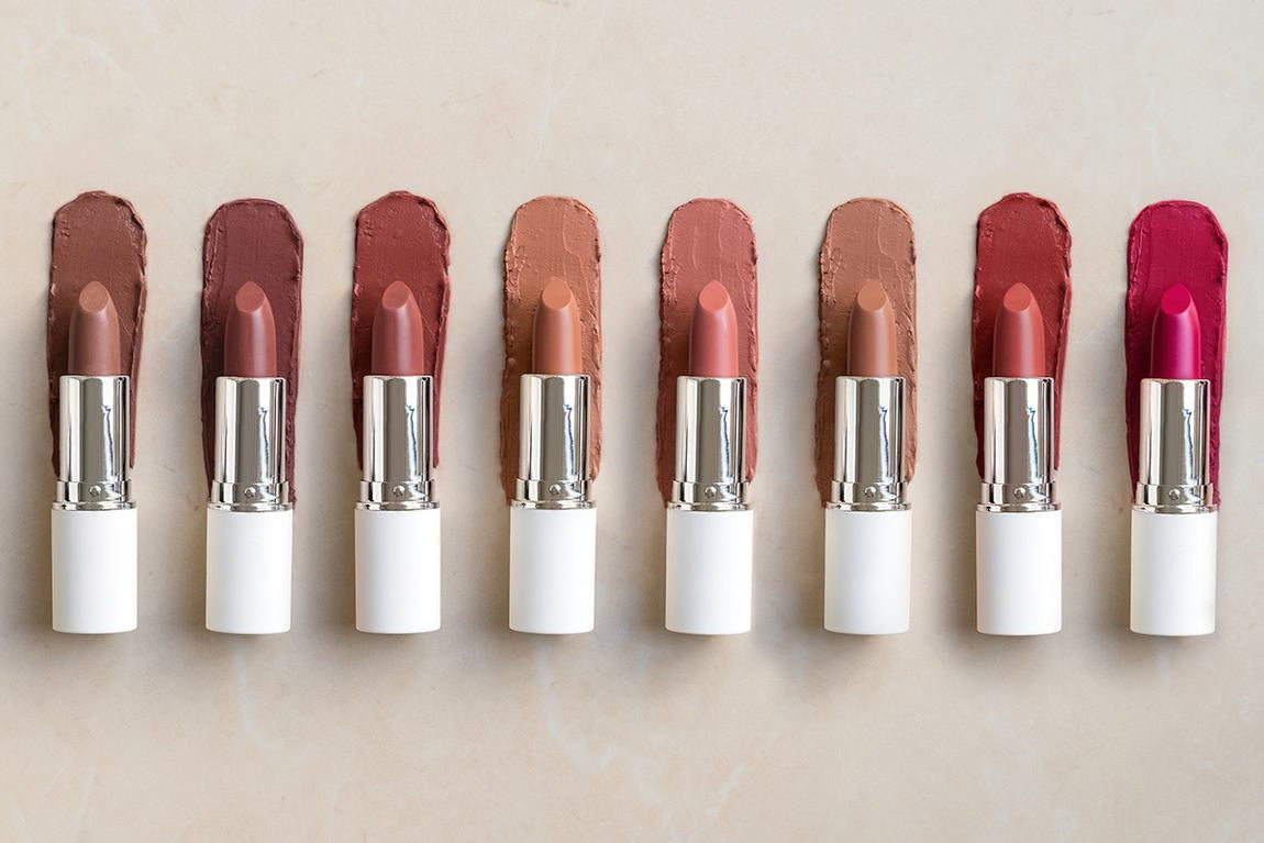 Huit rouges à lèvres lavera en différentes couleurs avec swatches