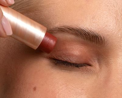Multi Balm appliqué sur la paupière fermée