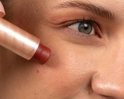 Multi Balm appliqué sur la joue