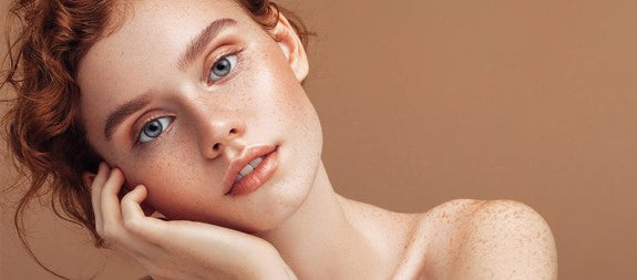 Ritratto di una donna con trucco naturale e incarnato uniforme