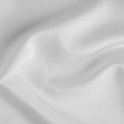 Tissu blanc avec plis doux en gros plan